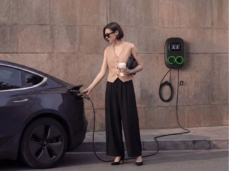 Borne de recharge CA commerciale sur socle Entogo Nano Duo Pro 2×22 kW avec deux câbles Type 2 et écran tactile de 7 pouces — view 7