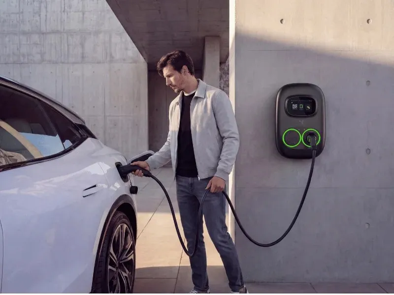 Borne de recharge CA commerciale sur socle Entogo Nano Duo Pro 2×22 kW avec deux câbles Type 2 et écran tactile de 7 pouces — view 28