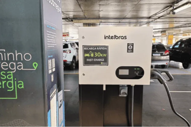 Borne de recharge rapide CC compacte Entogo MoBox 40 kW sur socle avec connecteur CCS2 et écran tactile de 10 pouces — view 2