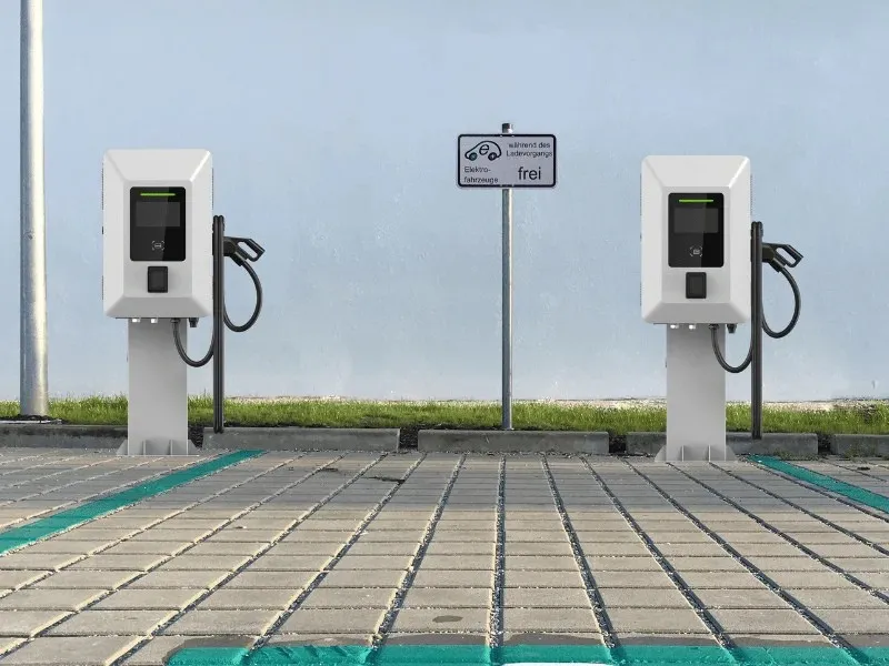 Borne de recharge rapide CC compacte Entogo MoBox 40 kW sur socle avec connecteur CCS2 et écran tactile de 10 pouces — view 12