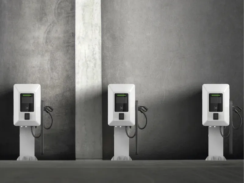 Borne de recharge rapide CC compacte Entogo MoBox 40 kW sur socle avec connecteur CCS2 et écran tactile de 10 pouces — view 13