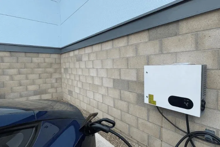 Borne de recharge rapide CC compacte Entogo MoBox 40 kW sur socle avec connecteur CCS2 et écran tactile de 10 pouces — view 25