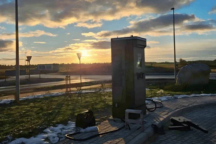 Borne de recharge CC ultrarapide Entogo Rocket 160-300 kW avec double connecteur CCS2 et gestion de câbles en hauteur — view 2