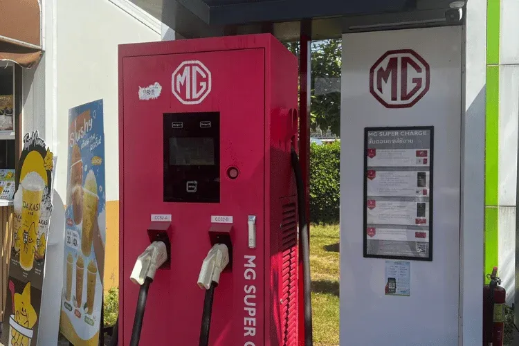 Borne de recharge CC ultrarapide Entogo Rocket 160-300 kW avec double connecteur CCS2 et gestion de câbles en hauteur — view 8