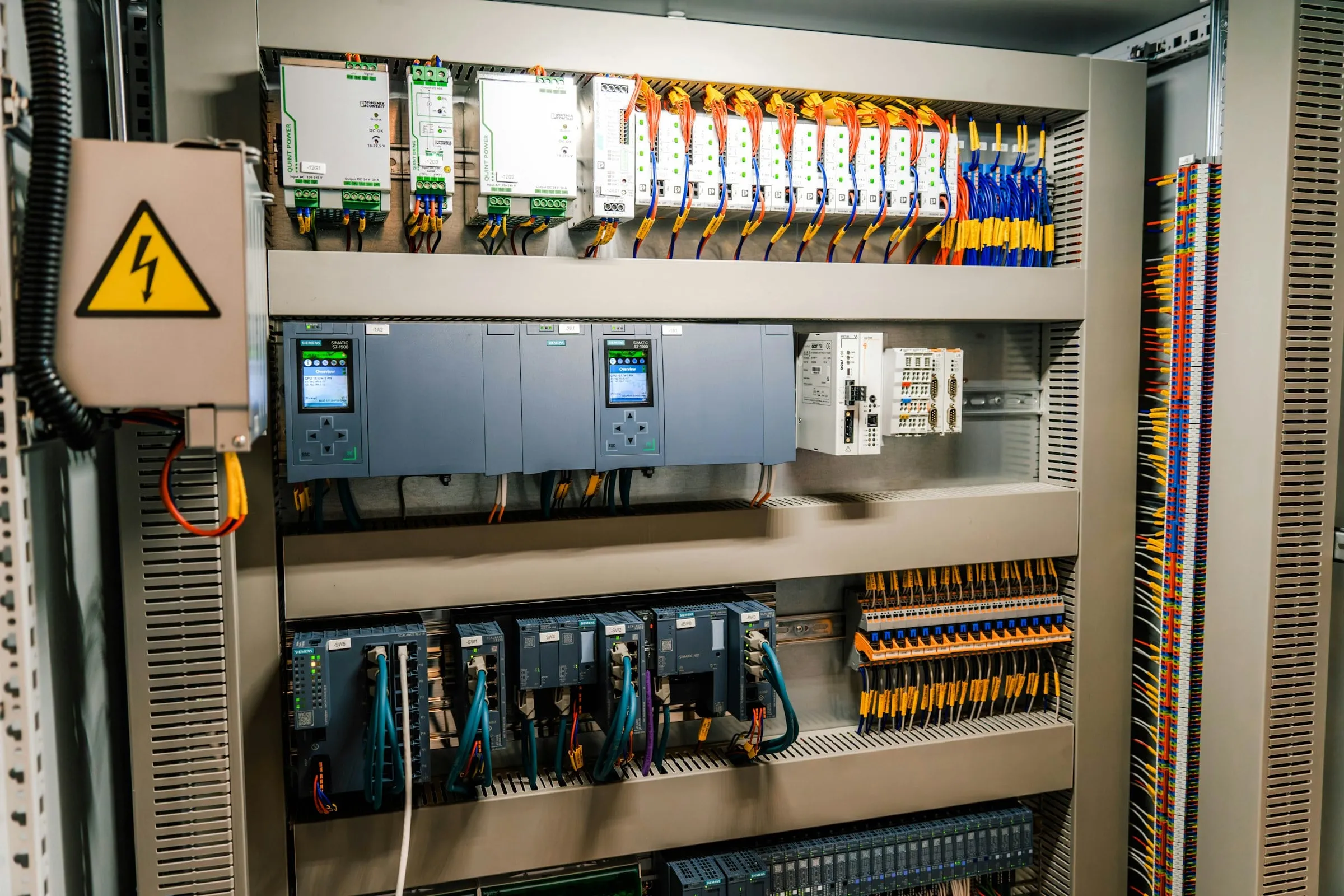 Batterie de condensateurs automatique en armoire basse tension pour la compensation de l’énergie réactive d’un poste HTA/BT