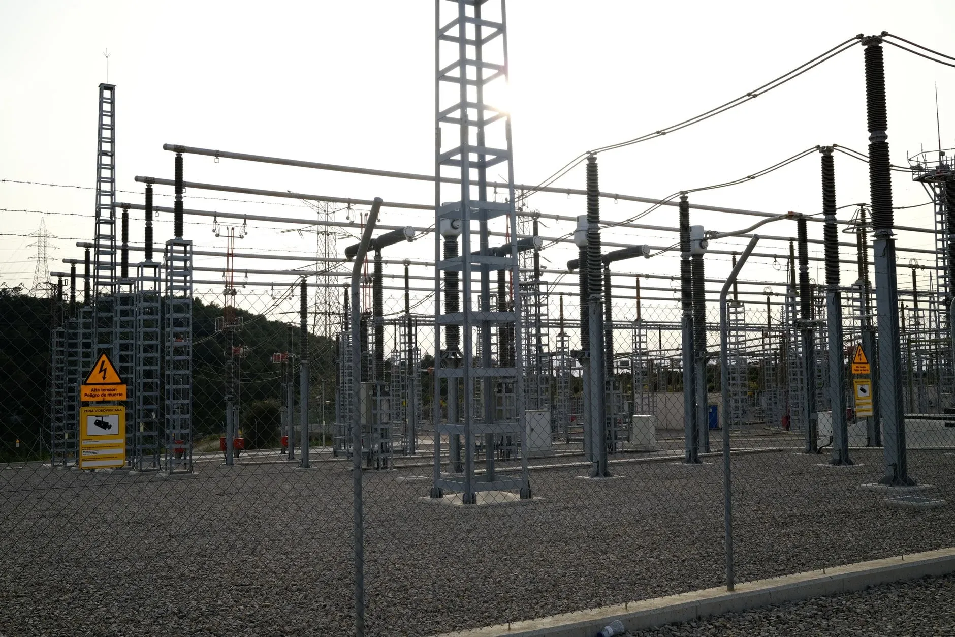 Cellule HTA sans SF6 à isolation gazeuse et coupure dans le vide, exemple de technologie sans gaz SF6 pour l’appareillage moyenne tension