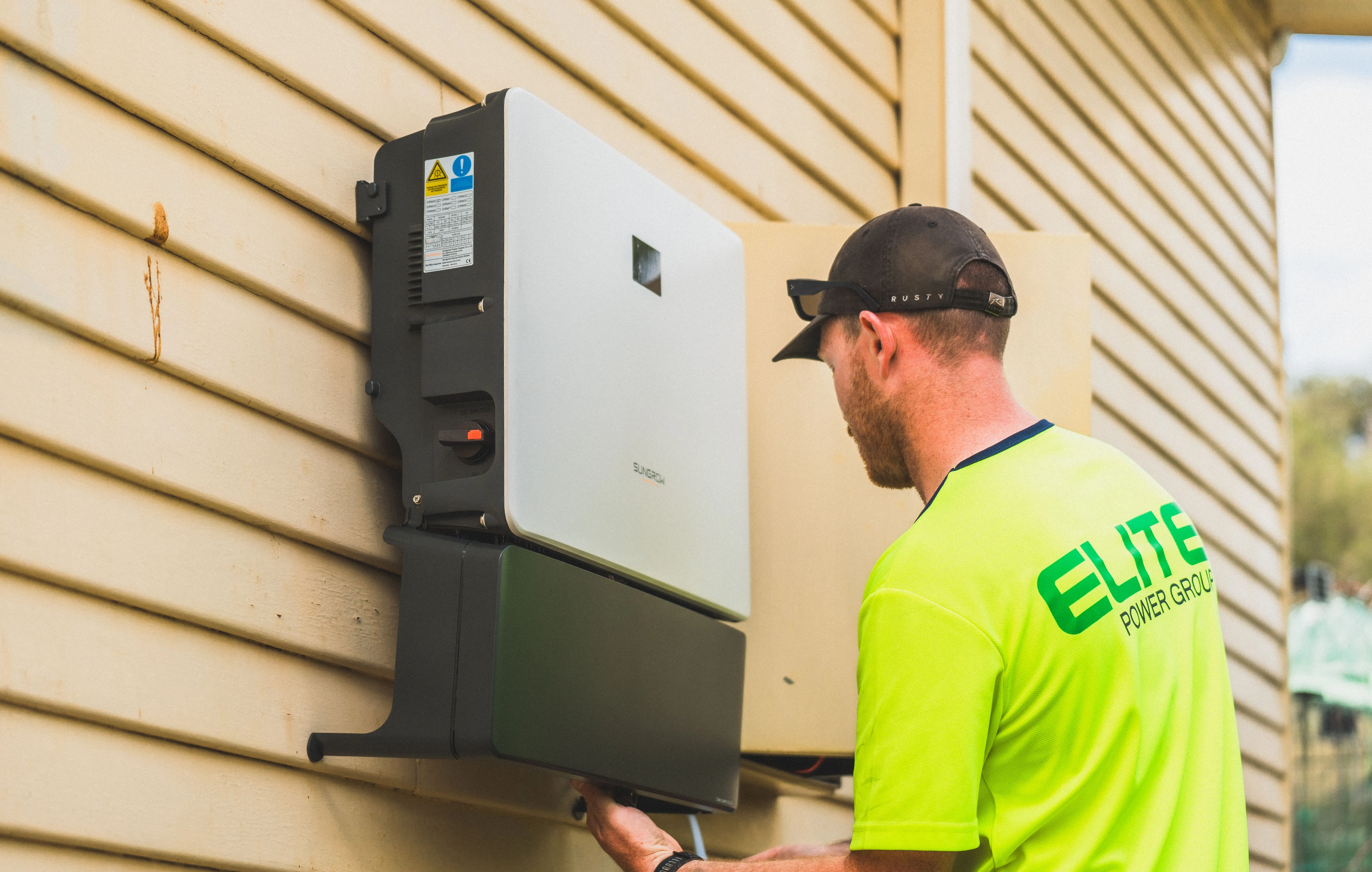 Commercial battery energy storage system connected to the grid through inverters