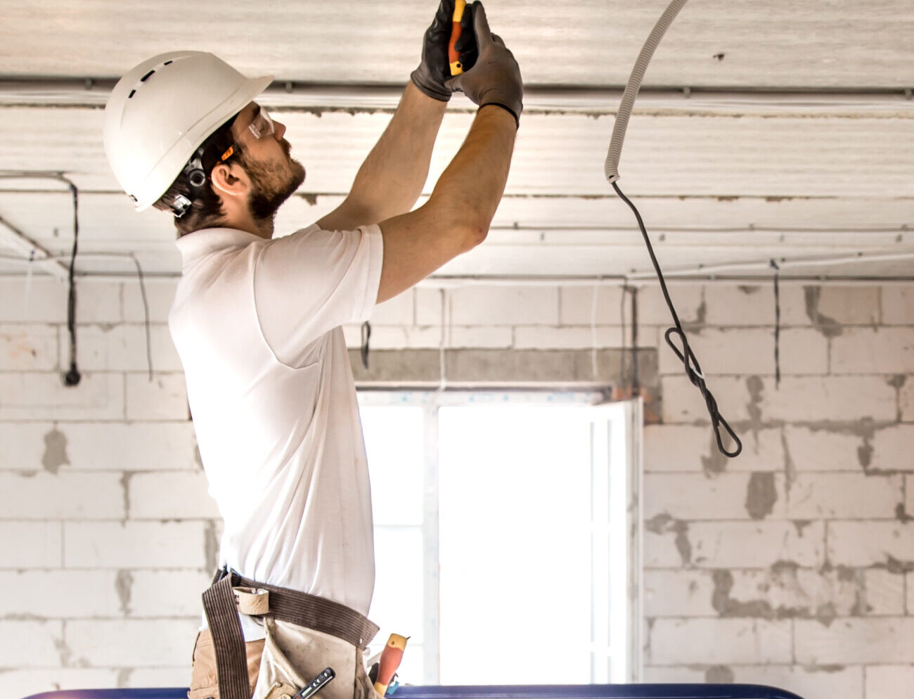 electrician installer with a tool in his hands wo 2025 03 16 11 24 10 utc scaled e1761150099776 Entogo Canada https://entogo.ca